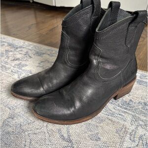 Like New FRYE boot in black leather